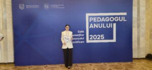 E frumos când tinerețea merge de mână cu perseverența, dedicația și avântul. Ana Vacarencu e profesoara care știe sigur – excelezi atunci când ai ce spune lumii, când știi cum să te faci dorită, așteptaă în sala de clasă, când ochii copiilor te sorb pentru că ești parte din sufletul lor. Suntem mândri de rezultatul pe care îl ai, dragă colegă, ai urcat pe Olimp cu îndrăzneala și hotărârea unui titan. Locul II la nivel național în cadrul unui concurs al inteligenței și măiestriei pedagogice -,,Profesorul anului” - e bunul nume adus liceului și mândria că Liceul Teoretic ,,Boris Dînga” Criuleni e instituția unde cresc Oameni! Mulțumim, doamnă profesoară, acest succes să fie doar motiv pentru a deschide aripile și a zbura spre alte culmi ale succesului!
